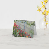 Clôture blanche avec la carte de note de tulipes (Fleur jaune)