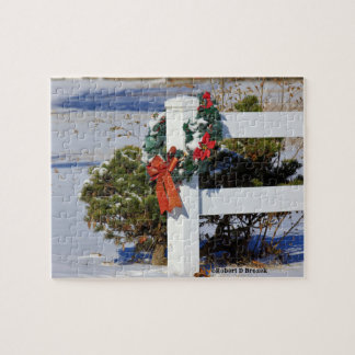 Clôture blanche avec puzzle en bois