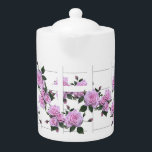 Clôture rose de blanc de roses<br><div class="desc">Jolie théière de rose de rose de style de cottage de pays et blanche de clôture.</div>