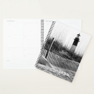 Clôtures de plage et phare