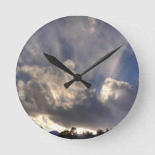 Clouds met achtergrondverlichting ronde klok