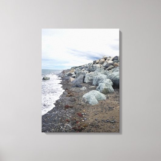 Clouds over een Rocky Beach Stretched Canvas Print (Voorkant)