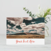 Cloudy Day Field Mountains Invitation Card (Debout devant)