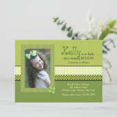 Clover Frame St. Patrick's Day Photo Invitation (Debout devant)