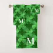 Clover Pattern Stylish Botanical Garden Monogram Bad Handdoek (Insitu)