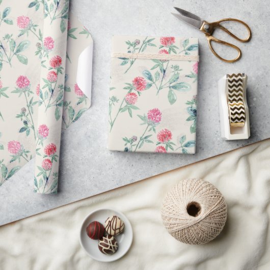 Clover, shamrock op beige. cadeaupapier (Crafts)