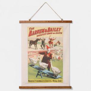 Clowns met optredende ganzen, hanen en ezels. hangend wandkleed