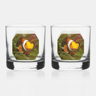 Clownvissen in groene anemoon. fotografisch ontwer whisky glas
