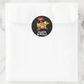 Cluck and Roll Funny Chicken Pun Dark BG Ronde Sticker (Tas)