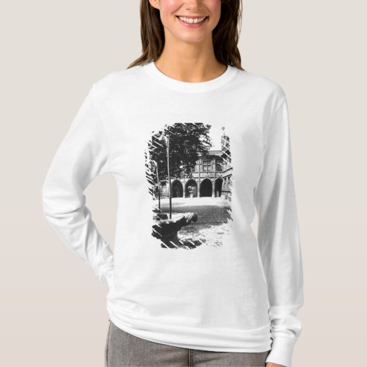 Cluny Hotel gezien vanaf de binnenplaats in Parijs T-shirt (Voorkant)