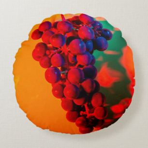 Cluster blauwe druif in oranje neonlicht. Voedsel Rond Kussen