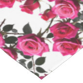 Clustered Red And Pink Roses On A Stark White  Tafelkleed (Gekanteld)