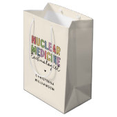 CNMT-cadeaus voor Custom Nuclear Medicine Technolo Medium Cadeauzakje (Achterkant Gekanteld)
