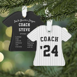 Coach et équipe de baseball Pinstripe Jersey<br><div class="desc">Commémorez une saison formidable pour l'entraîneur de baseball de vos enfants avec cet ornement personnalisé cool avec des rayures grises et du lettrage noir. Personnalisez le front avec l'année, avec "Entraîneur" ci-dessus, et ajoutez plus de détails à l'arrière, y compris le nom de l'entraîneur, le nom de l'équipe ou de...</div>