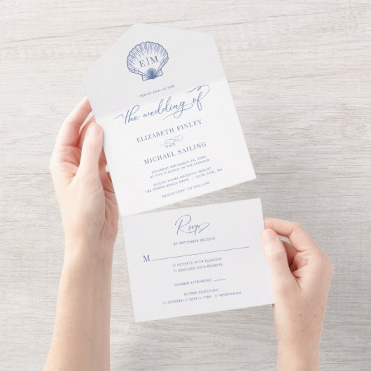Coastal Blue Beach Shell Monogram Huwelijk All In One Uitnodiging (Afscheurbaar)