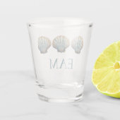 Coastal Blue Scallop Seashell Monogram Shot Glas (Achterkant)