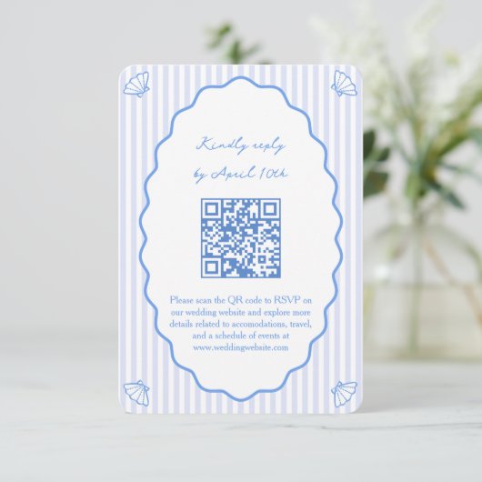 Coastal Chic Blue Site Mariage QR Code RSVP (Debout devant)