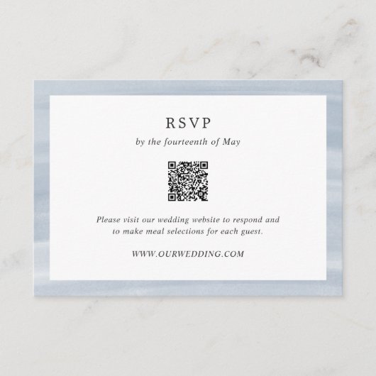 Coastal Chic Muted Blue QR-code Elegante bruiloft RSVP Kaartje (Voorkant)