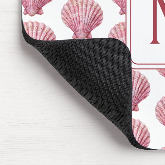 Coastal Pink Seashell op wit monogram Muismat (Hoek)
