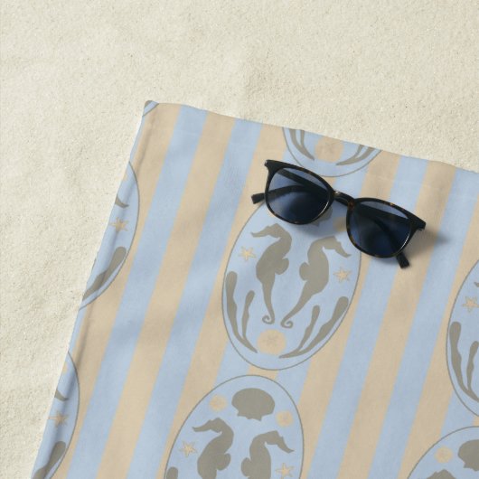 Coastal Seahorse Cameo Blue Cream Strip Monogram Strandlaken (In situ)