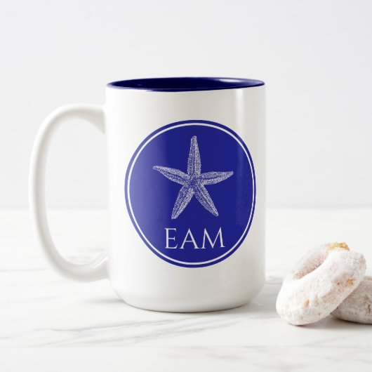 Coastal White Starfish on Navy Blue Monogram Tweekleurige Koffiemok (Met donut)