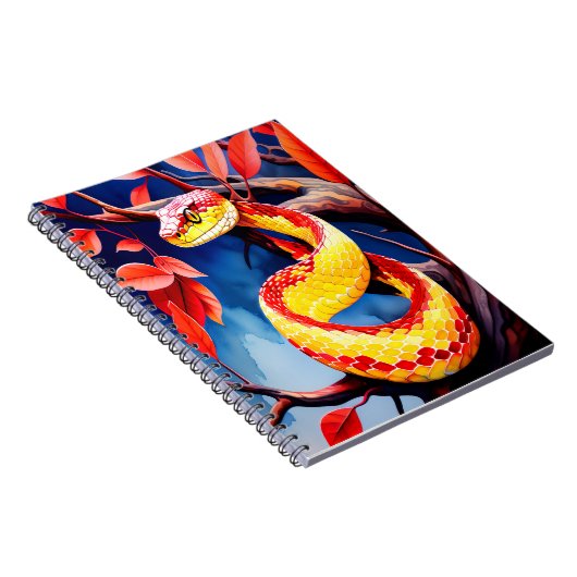 Cobra met levendige rode en gele schubben in boom notitieboek (Rechterzijde)