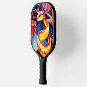 Cobra met levendige rode en gele schubben in boom pickleball paddle (Links)