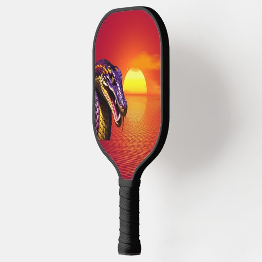 Cobra slang met levendige paarse en gele schubben pickleball paddle (Links)