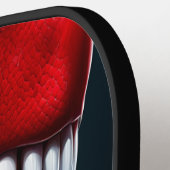 Cobra slang met levendige rode schubben en blauwe  pickleball paddle (Links Detail)