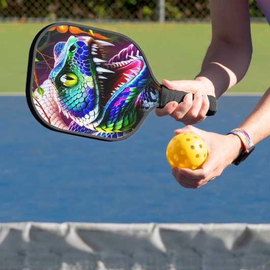 Cobra slang met levendige turkoois en blauwe schub pickleball paddle (Insitu)