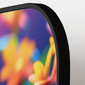 Cobra slang met levendige turquoise roze en geel pickleball paddle (Links Detail)