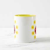 Coccinelle et tasse de marguerites (Centre)
