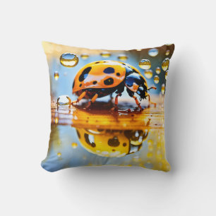 Coccinelle sous la pluie Coussin jeté