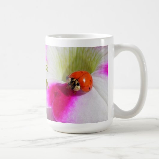 Coccinelle sur le mug pétunia (Droite)