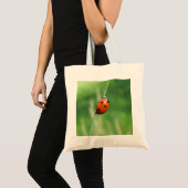 Coccinelle sur une feuille d'herbe Sac (Devant (produit))