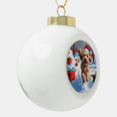 Cockapoo hardlopen in de sneeuw met kerst Pet Keramische Bal Ornament (Links)