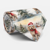 Cockapoo-hond in de sneeuw met Kerstmis  Stropdas (Opgerold)