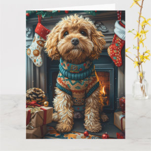 Cockapoo-hond met kerstcadeaus bij de open haard kaart