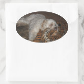 Cockapoo hond ontspannen op zijn tijger gestreept  ovale sticker (Tas)