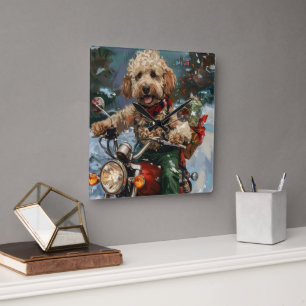 Cockapoo-hond rijdt op motorfiets met Kerstmis Vierkante Klok
