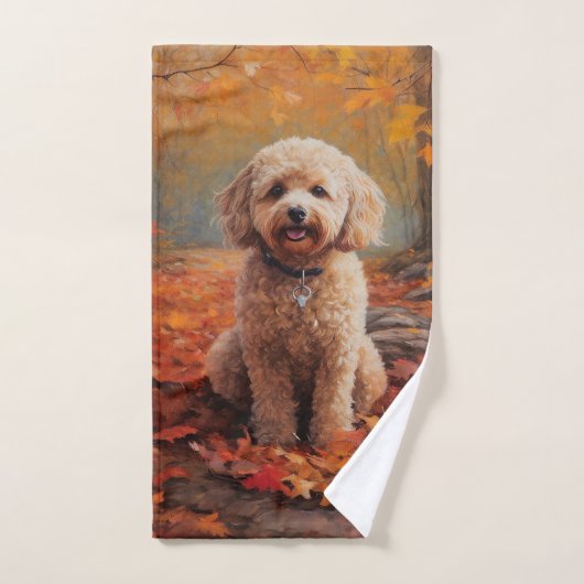 Cockapou dans les feuilles d'automne automne autom (Serviette à main)