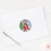 Cocker Spaniel Dog in sneeuw met kerstcadeaus Ronde Sticker (Envelop)