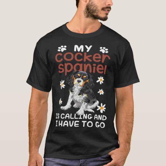 Cocker Spaniel Dog Is Calling Daisy Flower T-shirt (Voorkant)