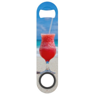 Cocktail rouge au bord de la mer Photo