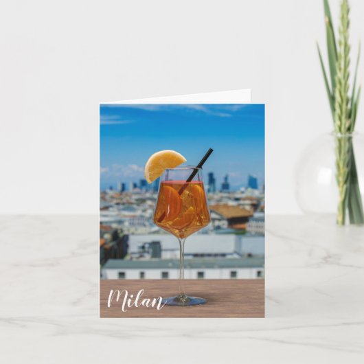 Cocktail Spritz sur une table avec vue sur Milan (Devant)
