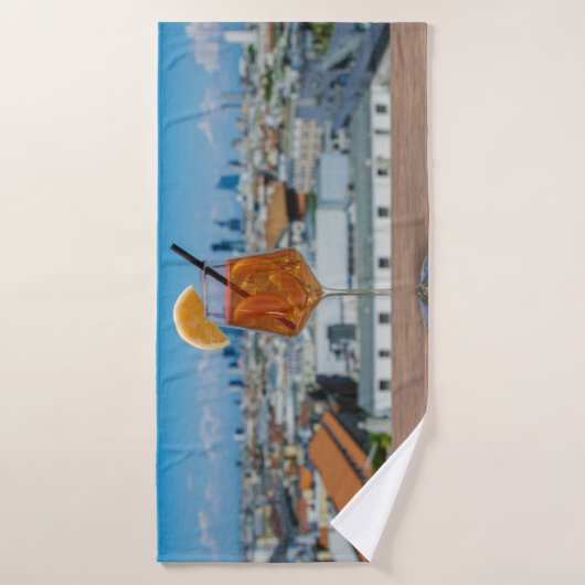 Cocktail Spritz sur une table avec vue sur Milan (Serviette de bain)
