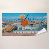 Cocktail Spritz sur une table avec vue sur Milan (Serviette de bain)