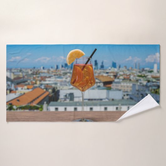 Cocktail Spritz sur une table avec vue sur Milan (Serviette de bain)