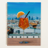 Cocktail Spritz sur une table avec vue sur Milan (Devant)