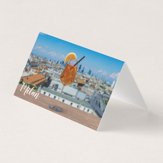 Cocktail Spritz sur une table avec vue sur Milan (Front)